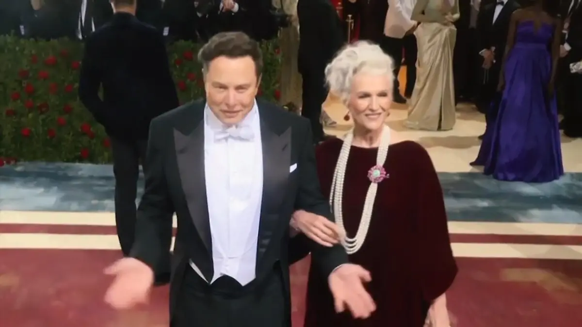 Elon Musk kauft Twitter und erntet dafür viel Kritik SIE ist die Frau hinter Elon Musk