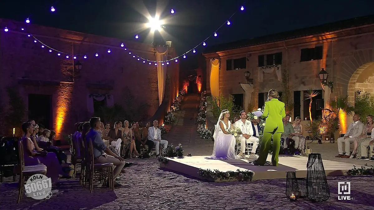In dieser wunderschön beleuchteten Location auf Mallorca haben sich Caro und Daniel das Jawort gegeben.