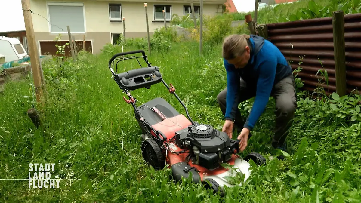 Marcus kämpft mit dem Rasenmäher Und jetzt?