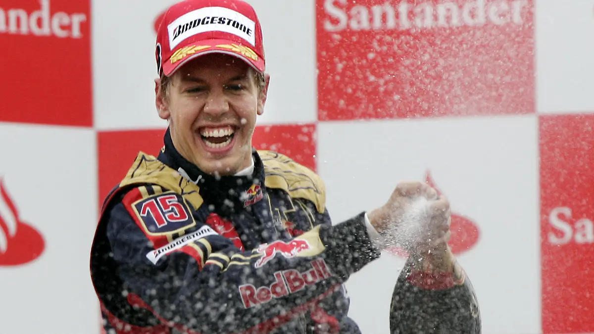 ARCHIV - 14.09.2008, Italien, Monza: Der deutsche Formel-1-Fahrer Sebastian Vettel von Scuderia Toro Rosso jubelt über seinen Sieg nach dem GP Italien in Monza. Sebastian Vettel feiert beim Großen Preis von Italien in Monza den ersten Sieg seiner noch jungen Formel-1-Karriere. Sebastian Vettel wird keinen neuen Vertrag bei Aston Martin unterschreiben und seine Formel-1-Karriere nach dieser Saison beenden. Das teilte der 35 Jahre alte viermalige Weltmeister am Donnerstag in Budapest mit. (zu dpa «Formel 1: Rücktritt von Sebastian Vettel nach dieser Saison ») Foto: Felix Heyder/dpa +++ dpa-Bildfunk +++