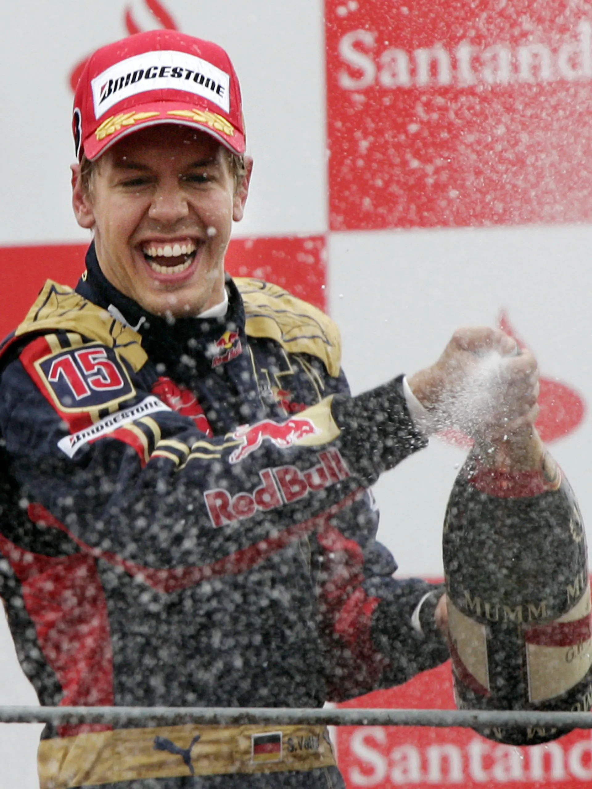 ARCHIV - 14.09.2008, Italien, Monza: Der deutsche Formel-1-Fahrer Sebastian Vettel von Scuderia Toro Rosso jubelt über seinen Sieg nach dem GP Italien in Monza. Sebastian Vettel feiert beim Großen Preis von Italien in Monza den ersten Sieg seiner noch jungen Formel-1-Karriere. Sebastian Vettel wird keinen neuen Vertrag bei Aston Martin unterschreiben und seine Formel-1-Karriere nach dieser Saison beenden. Das teilte der 35 Jahre alte viermalige Weltmeister am Donnerstag in Budapest mit. (zu dpa «Formel 1: Rücktritt von Sebastian Vettel nach dieser Saison ») Foto: Felix Heyder/dpa +++ dpa-Bildfunk +++