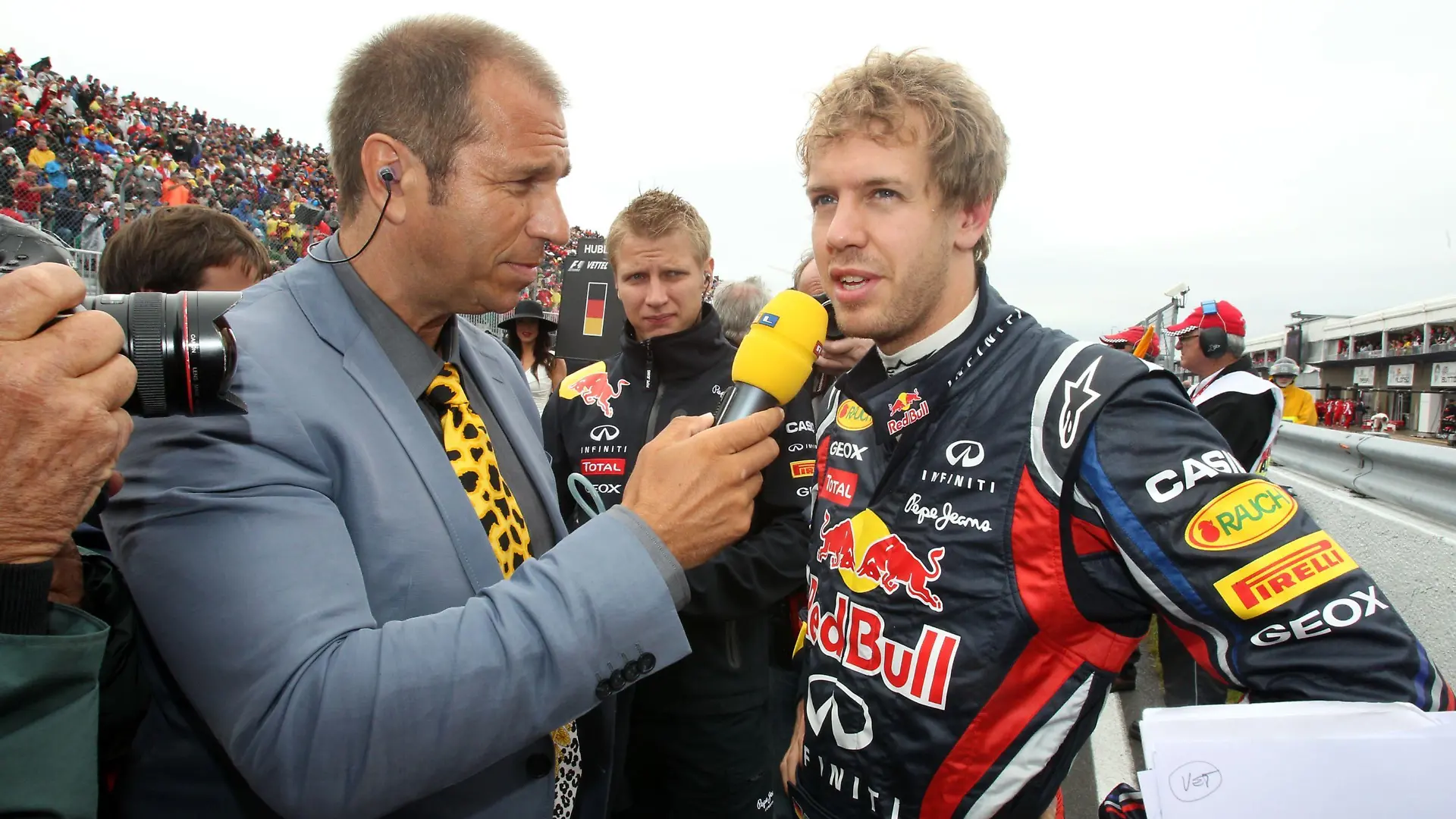 Boxenreporter Kai Ebel (li.) im Gespräch mit Formel 1-Pilot Sebastian Vettel (Foto: 2011)