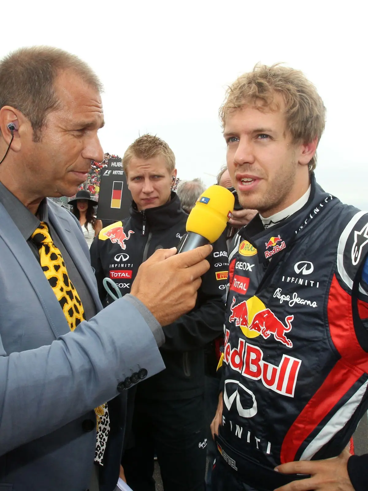 Boxenreporter Kai Ebel (li.) im Gespräch mit Formel 1-Pilot Sebastian Vettel (Foto: 2011)