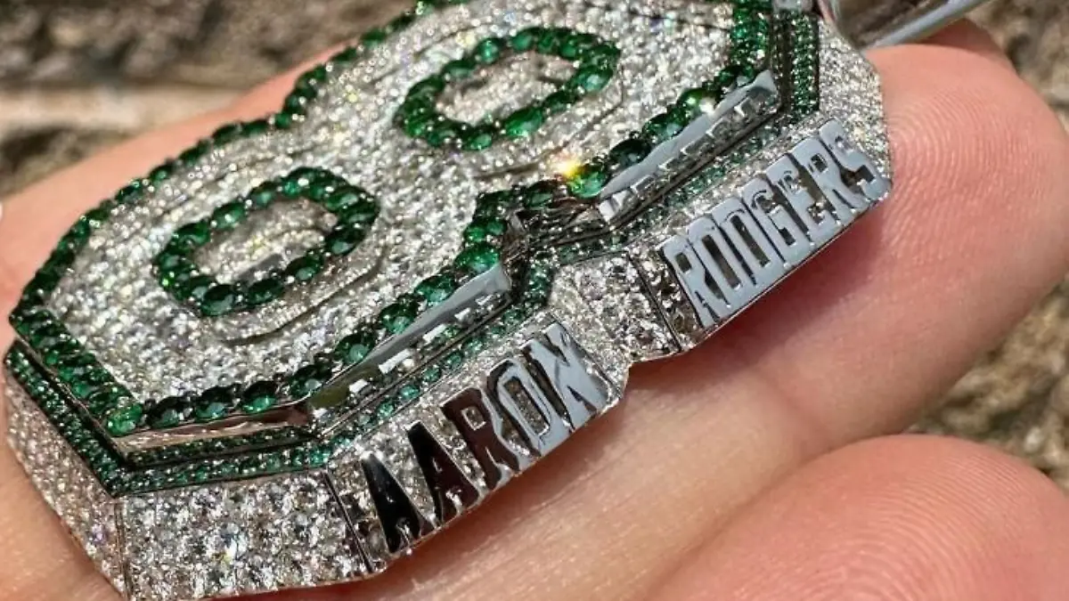 Dieser Diamanten-Anhänger in Form einer Acht ziehrt bald den Hals von Aaron Rodgers