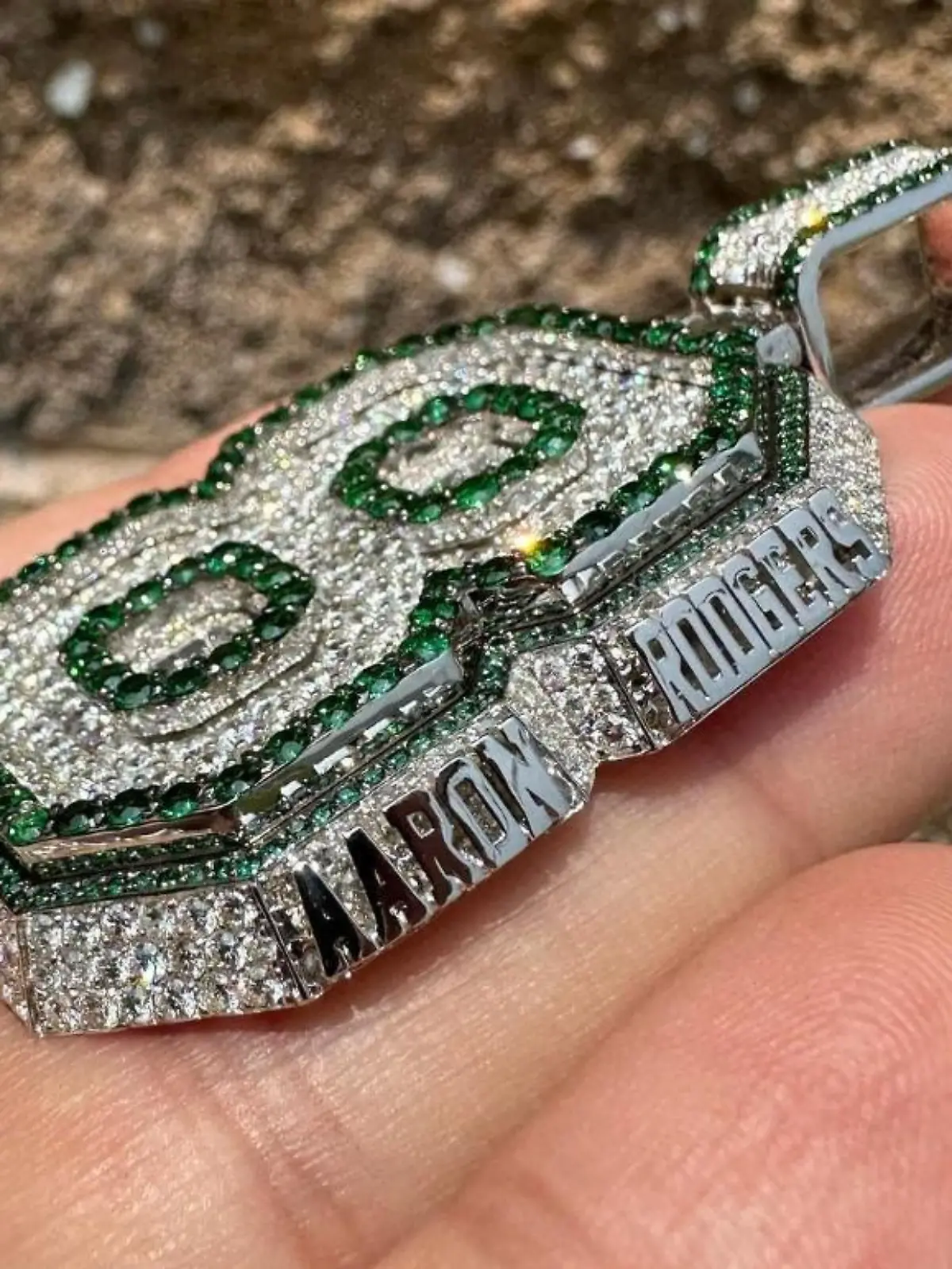 Dieser Diamanten-Anhänger in Form einer Acht ziehrt bald den Hals von Aaron Rodgers