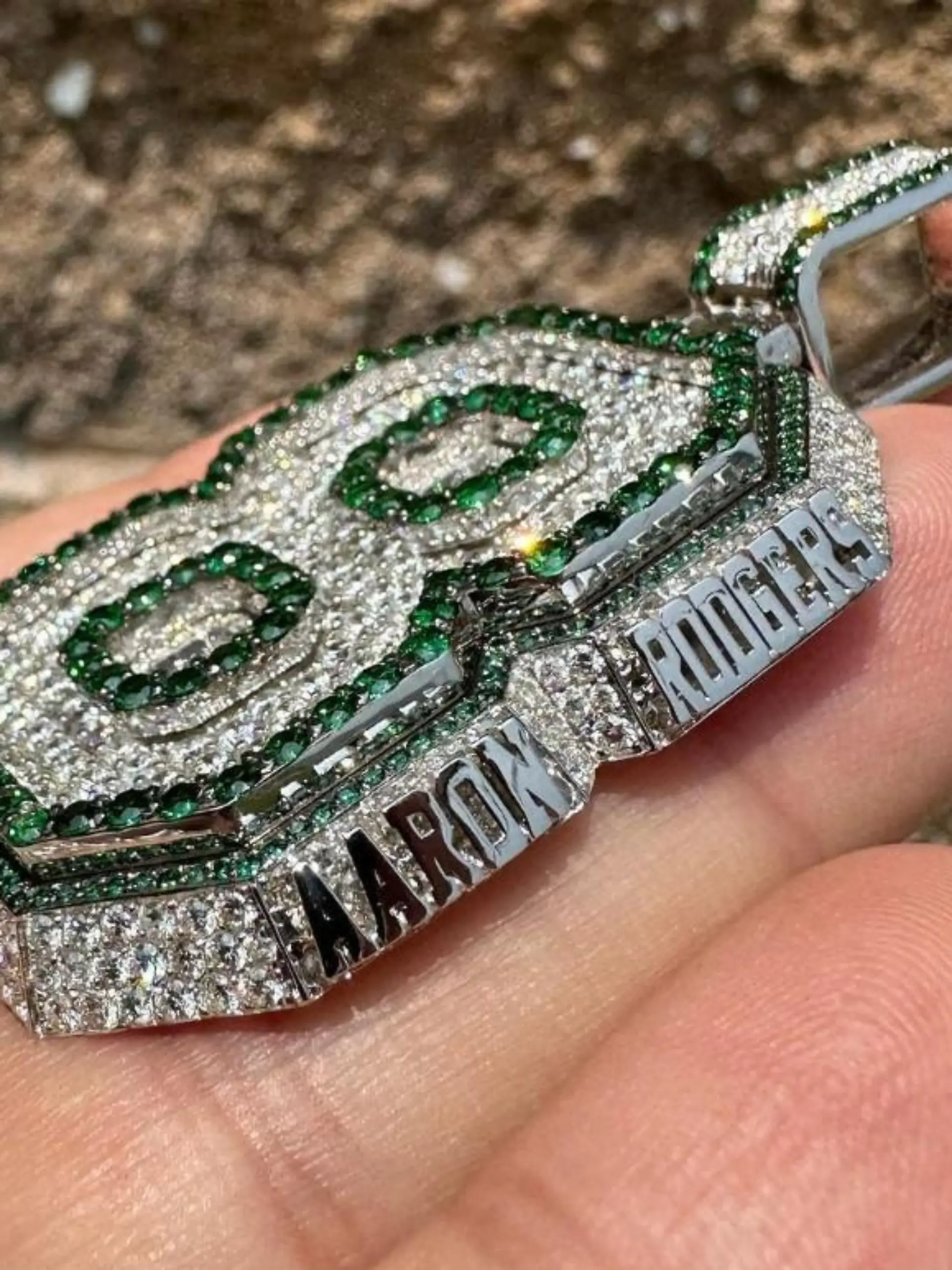Dieser Diamanten-Anhänger in Form einer Acht ziehrt bald den Hals von Aaron Rodgers
