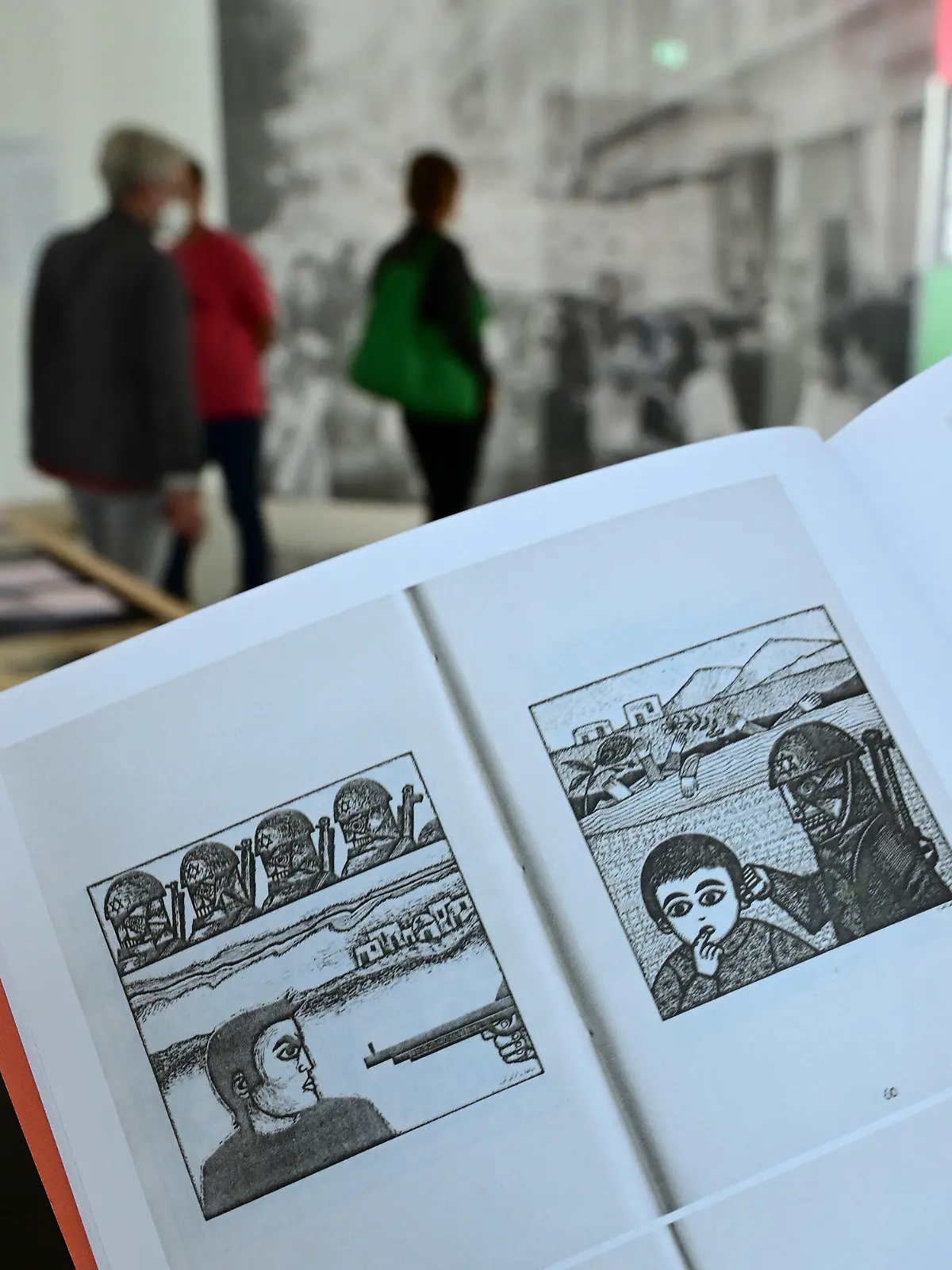 27.07.2022, Hessen, Kassel: Eine Frau hält auf der documenta fifteen im Fridericianum die Broschüre mit dem Titel «Presence des Femmes», die 1988 in Algier erschienen ist, in den Händen. Sie enthält weitere als antisemitisch kritisierte Motive. Nach Angaben der Recherche- und Informationsstelle Antisemitismus Hessen (RIAS Hessen) hat ein Besucher der Weltkunstschau die entsprechenden Darstellungen im Museum Fridericianum bemerkt und RIAS Hessen gemeldet. Ausgestellt hat sie demnach die Initiative «Archives des luttes des femmes en Algérie» (»Archive der Frauenkämpfe in Algerien»). Foto: Uwe Zucchi/dpa - ACHTUNG: Nur zur redaktionellen Verwendung im Zusammenhang mit der aktuellen Berichterstattung zu den Antisemitismus-Vorwürfen auf der documenta. +++ dpa-Bildfunk +++