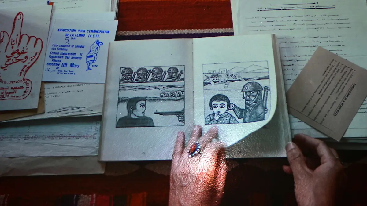 27.07.2022, Hessen, Kassel: Eine im Fridericianum im Rahmen der documenta fifteen auf den Boden projizierte Video-Installation der Initiative «Archives des luttes des femmes en Algérie» (»Archive der Frauenkämpfe in Algerien») zeigt Hände, die in der Broschüre mit dem Titel «Presence des Femmes» blättern. Die Broschüre enthält weitere als antisemitisch kritisierte Motive. Nach Angaben der Recherche- und Informationsstelle Antisemitismus Hessen (RIAS Hessen) hat ein Besucher der Weltkunstschau die entsprechenden Darstellungen im Museum Fridericianum bemerkt und RIAS Hessen gemeldet. Foto: Uwe Zucchi/dpa - ACHTUNG: Nur zur redaktionellen Verwendung im Zusammenhang mit der aktuellen Berichterstattung zu den Antisemitismus-Vorwürfen auf der documenta. +++ dpa-Bildfunk +++