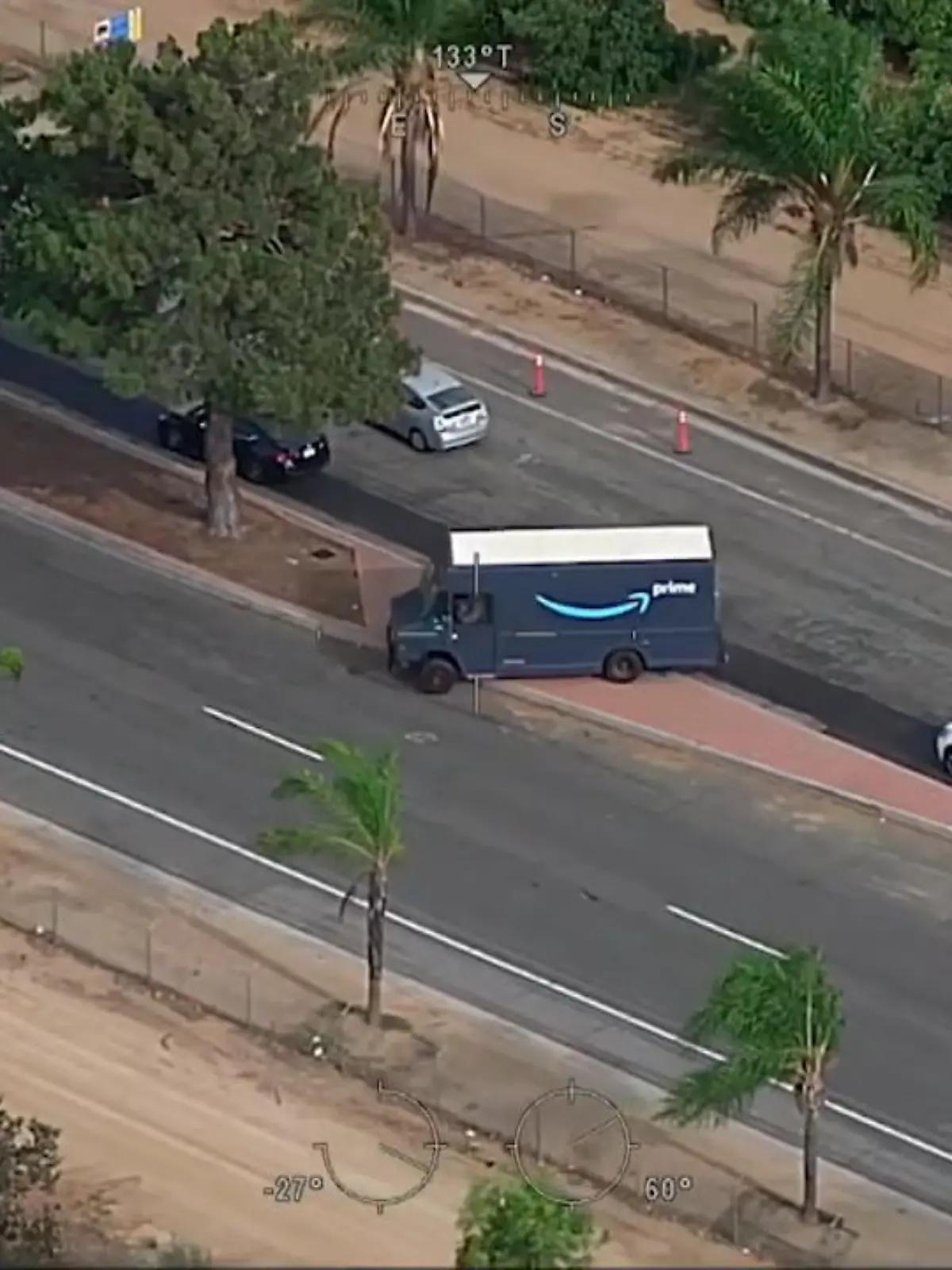 In Los Angeles (USA) kam es am 25. Juli zu einer wilden Verfolgungsjagd zwischen einem Amazon-Lieferwagen und der Polizei. Ein Mann klaute den Transporter und versuchte zu entkommen. Dabei crasht er in drei weiteres Autos und rennt über eine fünfspurige Autobahn.