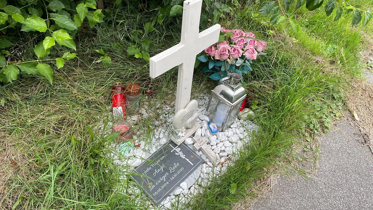 Das Grab des verstorbenen Mädchens ist mit Blumen geschmückt.