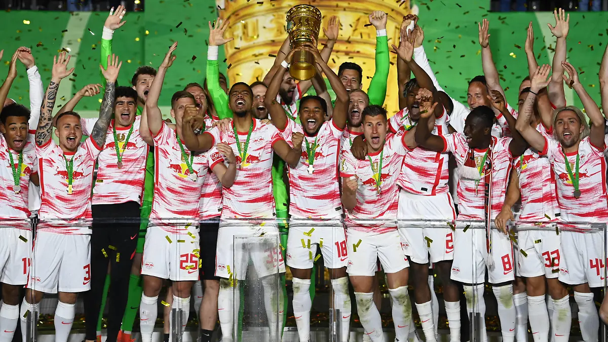 Fussball, Herren, Saison 2021/2022, 79. Finale um den DFB-Pokal in Berlin, SC Freiburg - RB Leipzig, Leipziger Jubel, Christopher Nkunku RB Leipzig mit Pokal, 21.05. 2022, *** Football, men, 2021 2022 season, 79 DFB Cup final in Berlin, SC Freiburg RB Leipzig, Leipzig cheers, Christopher Nkunku RB Leipzig with trophy, 21 05 2022, Copyright: xMatthiasxKochx 