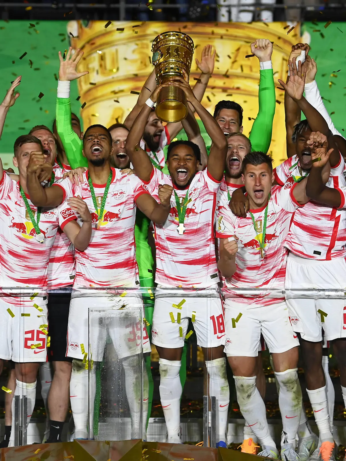 Fussball, Herren, Saison 2021/2022, 79. Finale um den DFB-Pokal in Berlin, SC Freiburg - RB Leipzig, Leipziger Jubel, Christopher Nkunku RB Leipzig mit Pokal, 21.05. 2022, *** Football, men, 2021 2022 season, 79 DFB Cup final in Berlin, SC Freiburg RB Leipzig, Leipzig cheers, Christopher Nkunku RB Leipzig with trophy, 21 05 2022, Copyright: xMatthiasxKochx 