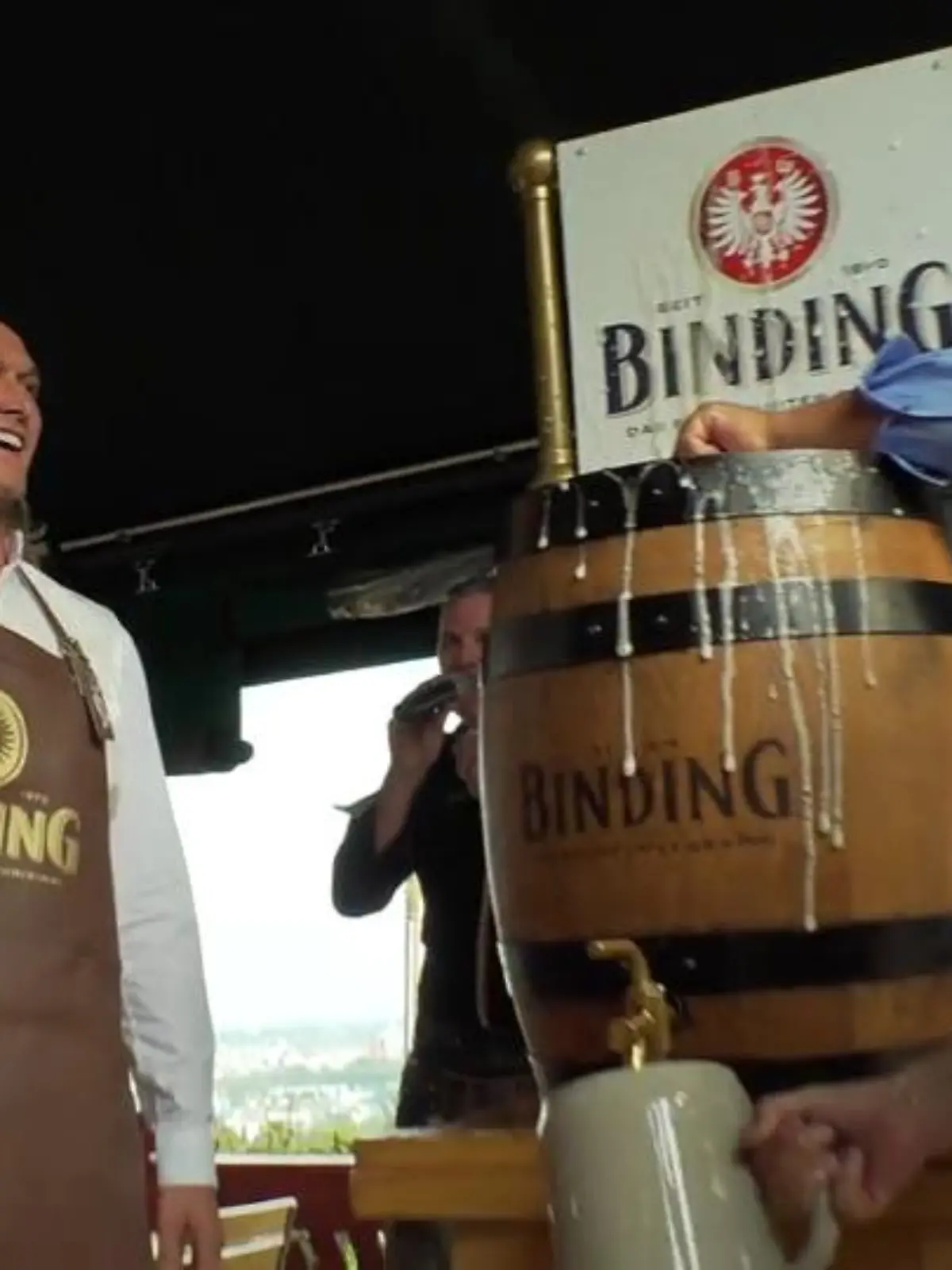 Bis zum Start des Frankfurter Oktoberfest am 7. September ist es zwar noch eine Weile hin, der Festbieranstich kann aber gar nicht früh genug geübt werden. Diesmal war der Fassanstecher prominent und nervös zugleich: Nico Schwanz übernahm diese Ehre und ob er dabei eine gute Figur gemacht hat, verraten wir im Countdown. Neben Nico und weiteren Promis war auch Unternehmer Frank Otto dabei – diesmal aber ganz ohne seine Nathalie.