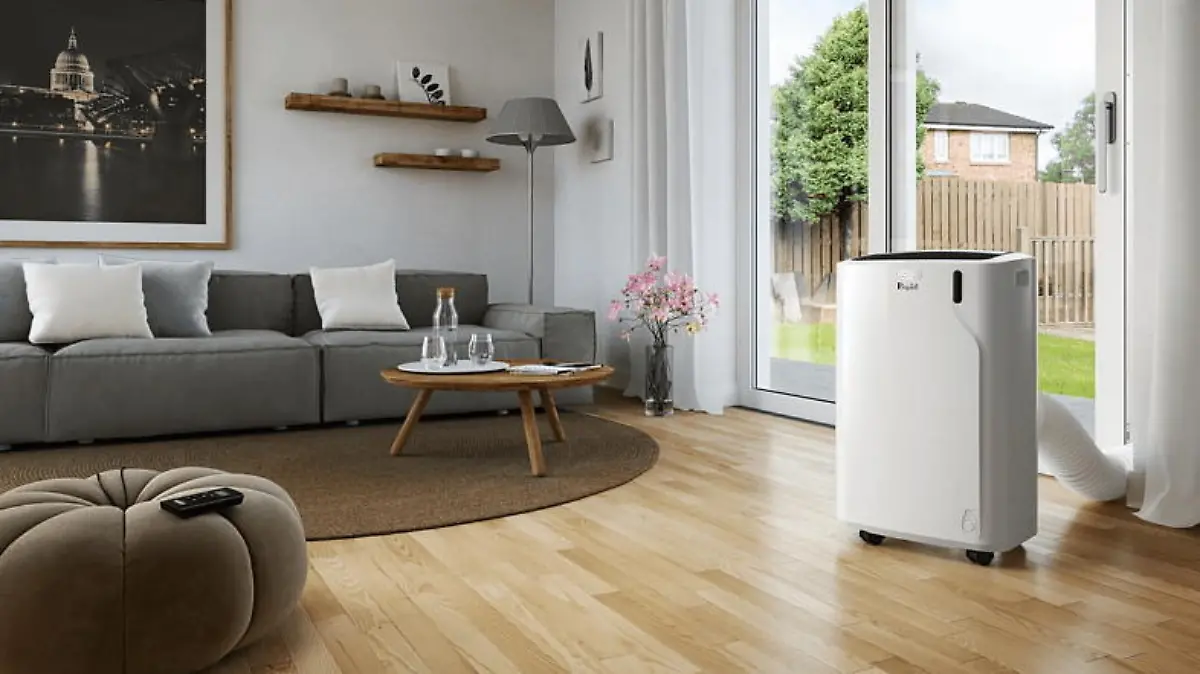 Eine mobile Klimaanlage im Wohnzimmer.