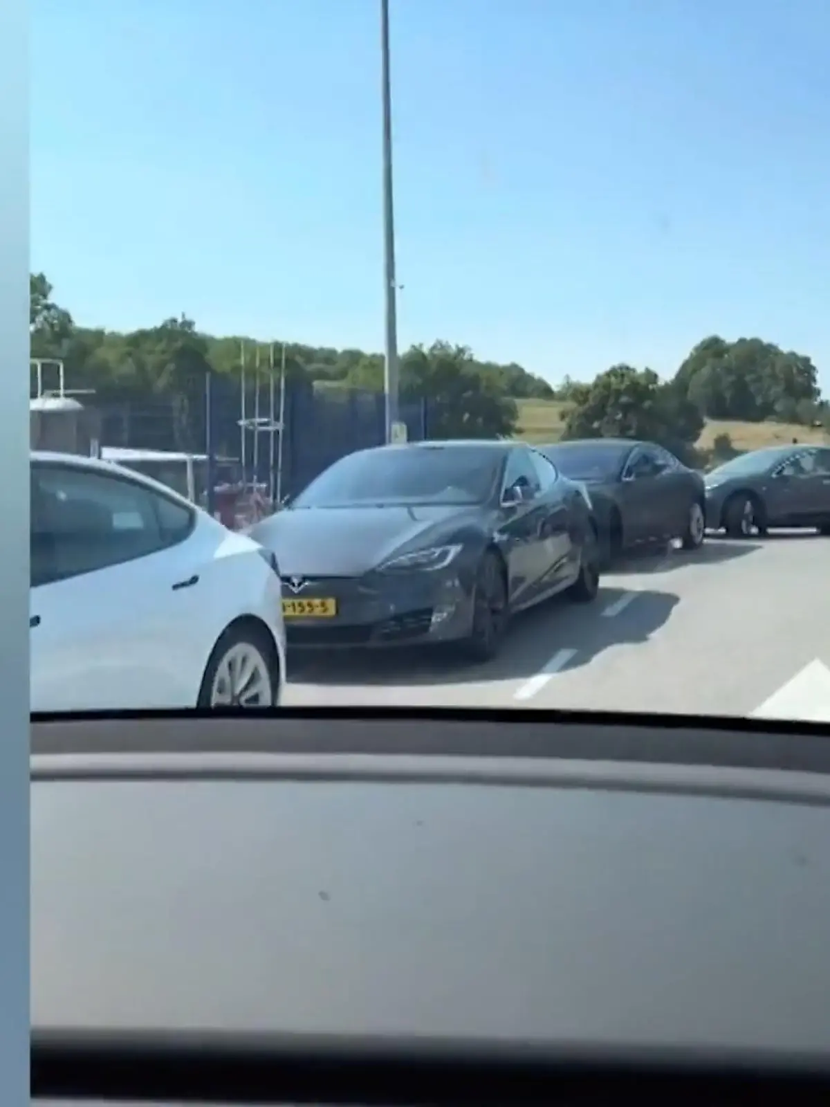 Am Tesla-Supercharger in Otočac (Kroatien) ist richtig viel los. Mal eben zur Tankstelle fahren, ist hier schlecht. Denn ganze 19 Tesla-Fahrer warten an der Ladesäule. Das Problem: In ganz Kroatien gibt es nur acht Tesla-Supercharger.