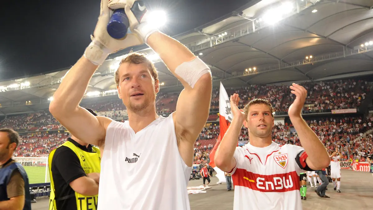 Fußball UEFA Champions League Qualifikation - 4. Runde (Playoff) Rückspiel , VfB Stuttgart - FC Timisoara am Mittwoch (26.08.2009) in der Stuttgarter Mercedes-Benz Arena. Die Stuttgarter Jens Lehmann (l) und Thomas Hitzlsperger freuen sich nach dem 0:0. Die Mannschaft ist damit in der Gruppenphase der Champions League. Foto: Uli Deck dpa/lsw +++(c) dpa - Bildfunk+++