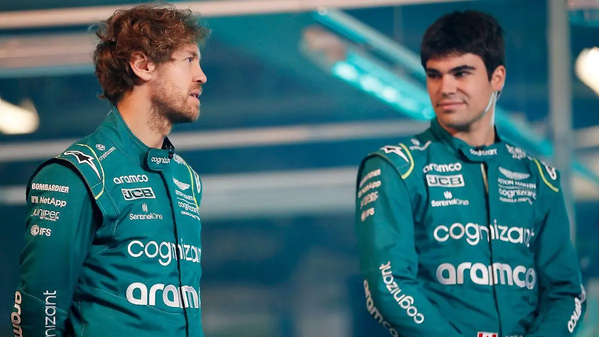 HANDOUT - 10.02.2022, Großbritannien, Gaydon: Dieses am 10.02.2022 vom Aston Martin Aramco Cognizant Formula One· Team zur Verfügung getellte Foto zeigt Sebastian Vettel (l) und Lance Stroll (r) bei der Vorstelltung des neuen AMR22 vom Aston Martin Aramco Cognizant Formula One· Team. Foto: ---/Aston Martin Aramco Cognizant Formula One· Team/dpa - ACHTUNG: Nur zur redaktionellen Verwendung im Zusammenhang mit der aktuellen Berichterstattung und nur mit vollständiger Nennung des vorstehenden Credits +++ dpa-Bildfunk +++