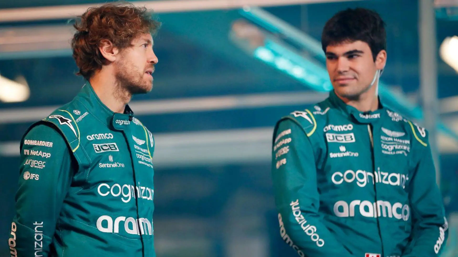 HANDOUT - 10.02.2022, Großbritannien, Gaydon: Dieses am 10.02.2022 vom Aston Martin Aramco Cognizant Formula One· Team zur Verfügung getellte Foto zeigt Sebastian Vettel (l) und Lance Stroll (r) bei der Vorstelltung des neuen AMR22 vom Aston Martin Aramco Cognizant Formula One· Team. Foto: ---/Aston Martin Aramco Cognizant Formula One· Team/dpa - ACHTUNG: Nur zur redaktionellen Verwendung im Zusammenhang mit der aktuellen Berichterstattung und nur mit vollständiger Nennung des vorstehenden Credits +++ dpa-Bildfunk +++