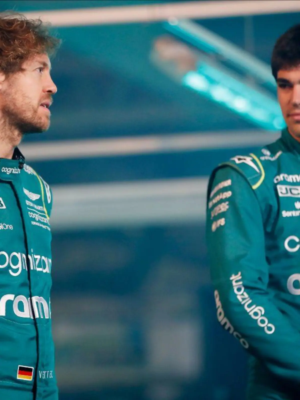 HANDOUT - 10.02.2022, Großbritannien, Gaydon: Dieses am 10.02.2022 vom Aston Martin Aramco Cognizant Formula One· Team zur Verfügung getellte Foto zeigt Sebastian Vettel (l) und Lance Stroll (r) bei der Vorstelltung des neuen AMR22 vom Aston Martin Aramco Cognizant Formula One· Team. Foto: ---/Aston Martin Aramco Cognizant Formula One· Team/dpa - ACHTUNG: Nur zur redaktionellen Verwendung im Zusammenhang mit der aktuellen Berichterstattung und nur mit vollständiger Nennung des vorstehenden Credits +++ dpa-Bildfunk +++