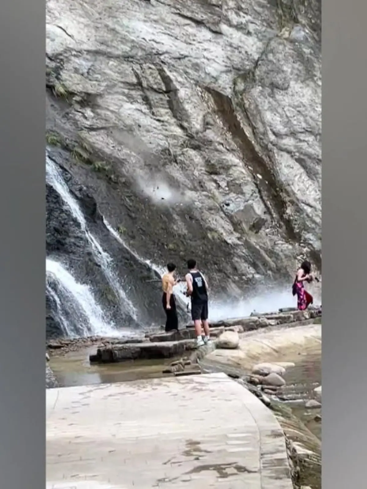 In einem Naturschutzgebiet in Hangzhou (China) wäre es beinahe zu einem schlimmen Unglück gekommen. Genau in dem Moment, als Touristen dort Fotos machen, stürzt ein riesiger Felsbrocken den Berg runter.