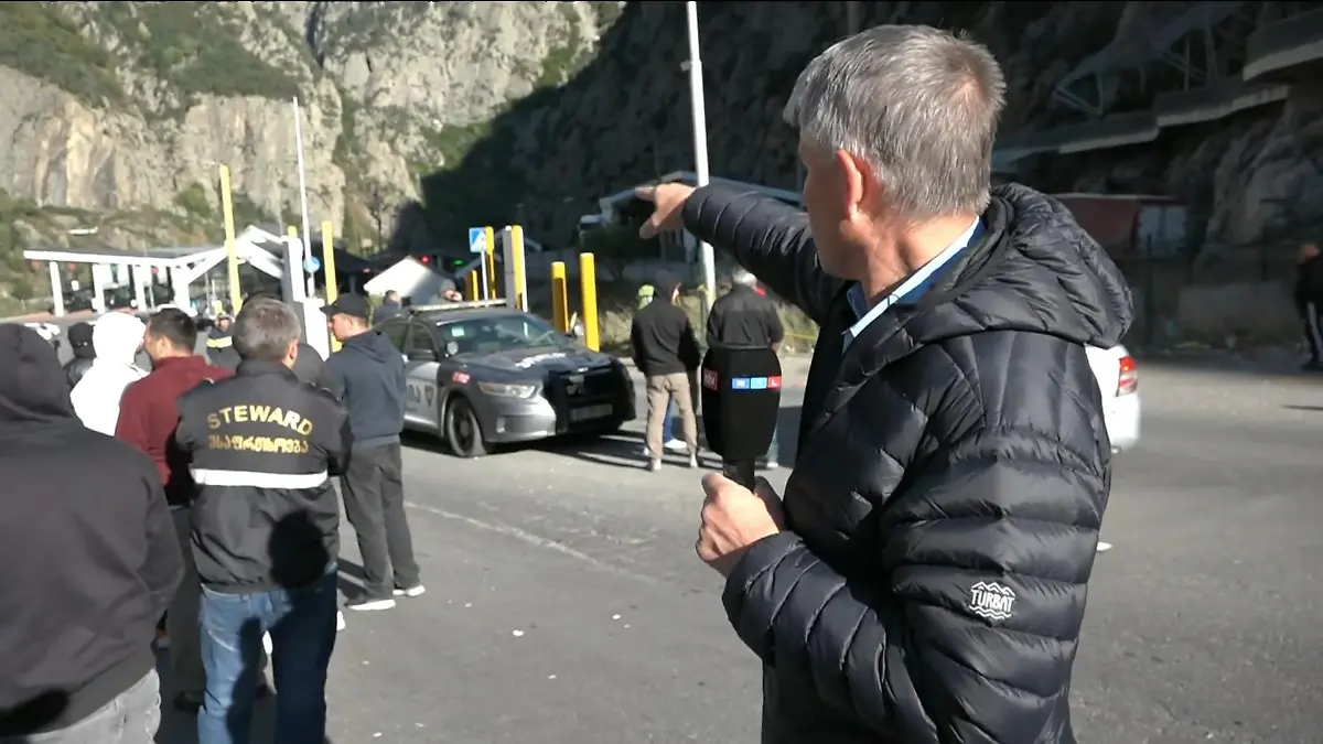 Viele Russen flüchten - RTL-Reporter an Grenze zu Georgien Nach Scheinreferenden