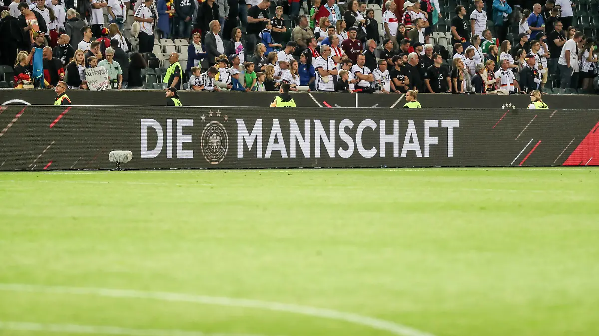  Fussball, UEFA Nations League League A - Gruppe 3 - Spieltag 4 Deutschland - Italien 14.06.2022, BORUSSIA-PARK Mönchengladbach LED Bande mit der Aufschrift Die Mannschaft Foto: Herbertz / Nico Herbertz Mönchengladbach BORUSSIA-PARK Nordrhein-Westfahlen Deutschland *** Sports, Football, UEFA Nations League League A Group 3 Matchday 4 Germany Italy 14 06 2022, BORUSSIA PARK Mönchengladbach LED gang with the inscription The team Photo Herbertz Nico Herbertz Mönchengladbach BORUSSIA PARK Nordrhein Westfahlen Germany 