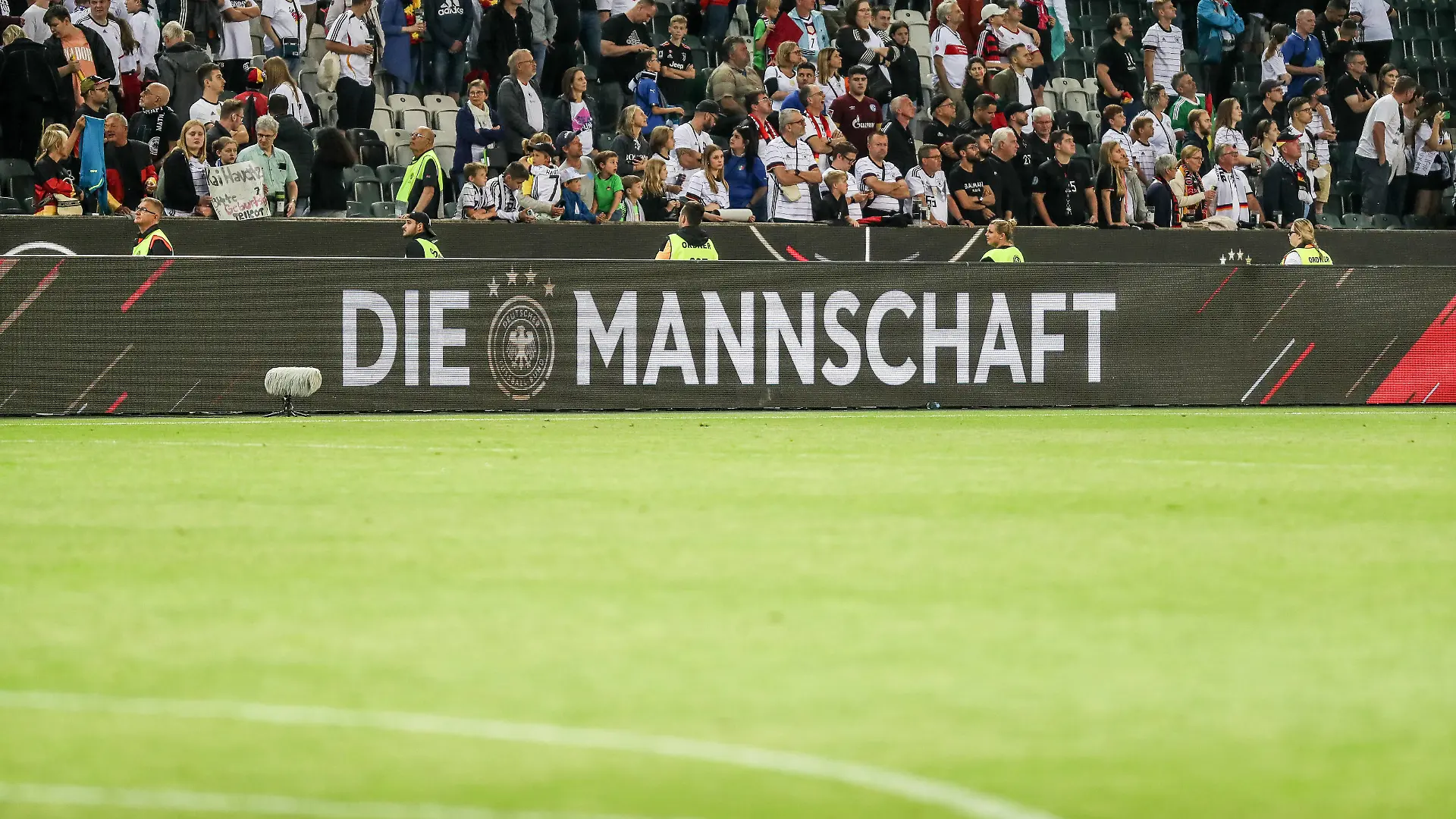 Fussball, UEFA Nations League League A - Gruppe 3 - Spieltag 4 Deutschland - Italien 14.06.2022, BORUSSIA-PARK Mönchengladbach LED Bande mit der Aufschrift Die Mannschaft Foto: Herbertz / Nico Herbertz Mönchengladbach BORUSSIA-PARK Nordrhein-Westfahlen Deutschland *** Sports, Football, UEFA Nations League League A Group 3 Matchday 4 Germany Italy 14 06 2022, BORUSSIA PARK Mönchengladbach LED gang with the inscription The team Photo Herbertz Nico Herbertz Mönchengladbach BORUSSIA PARK Nordrhein Westfahlen Germany