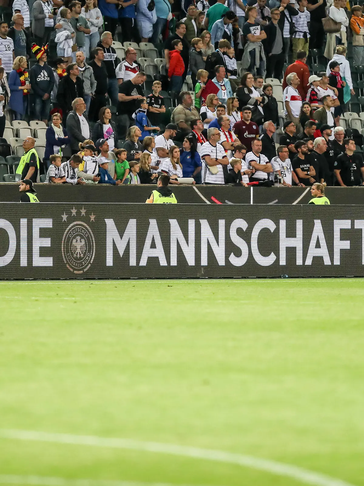 Fussball, UEFA Nations League League A - Gruppe 3 - Spieltag 4 Deutschland - Italien 14.06.2022, BORUSSIA-PARK Mönchengladbach LED Bande mit der Aufschrift Die Mannschaft Foto: Herbertz / Nico Herbertz Mönchengladbach BORUSSIA-PARK Nordrhein-Westfahlen Deutschland *** Sports, Football, UEFA Nations League League A Group 3 Matchday 4 Germany Italy 14 06 2022, BORUSSIA PARK Mönchengladbach LED gang with the inscription The team Photo Herbertz Nico Herbertz Mönchengladbach BORUSSIA PARK Nordrhein Westfahlen Germany 