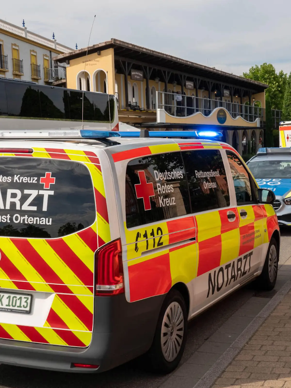 28.07.2022, Baden-Württemberg, Rust: Feuerwehr und Rettungskräfte sind im Einsatz an der Hotelanlage im Europapark Rust. Bei einer Auseinandersetzung mehrerer junger Männer in der Lobby eines Hotels im Europa-Park in Rust ist Pfefferspray versprüht worden. Die Gaswolke sei durch die Eingangshalle gezogen und dabei seien etwa 20 Menschen leicht verletzt worden, sagte ein Sprecher der Polizei am Donnerstagabend. Foto: Christina Häußler/Einsatz-Report24/dpa +++ dpa-Bildfunk +++