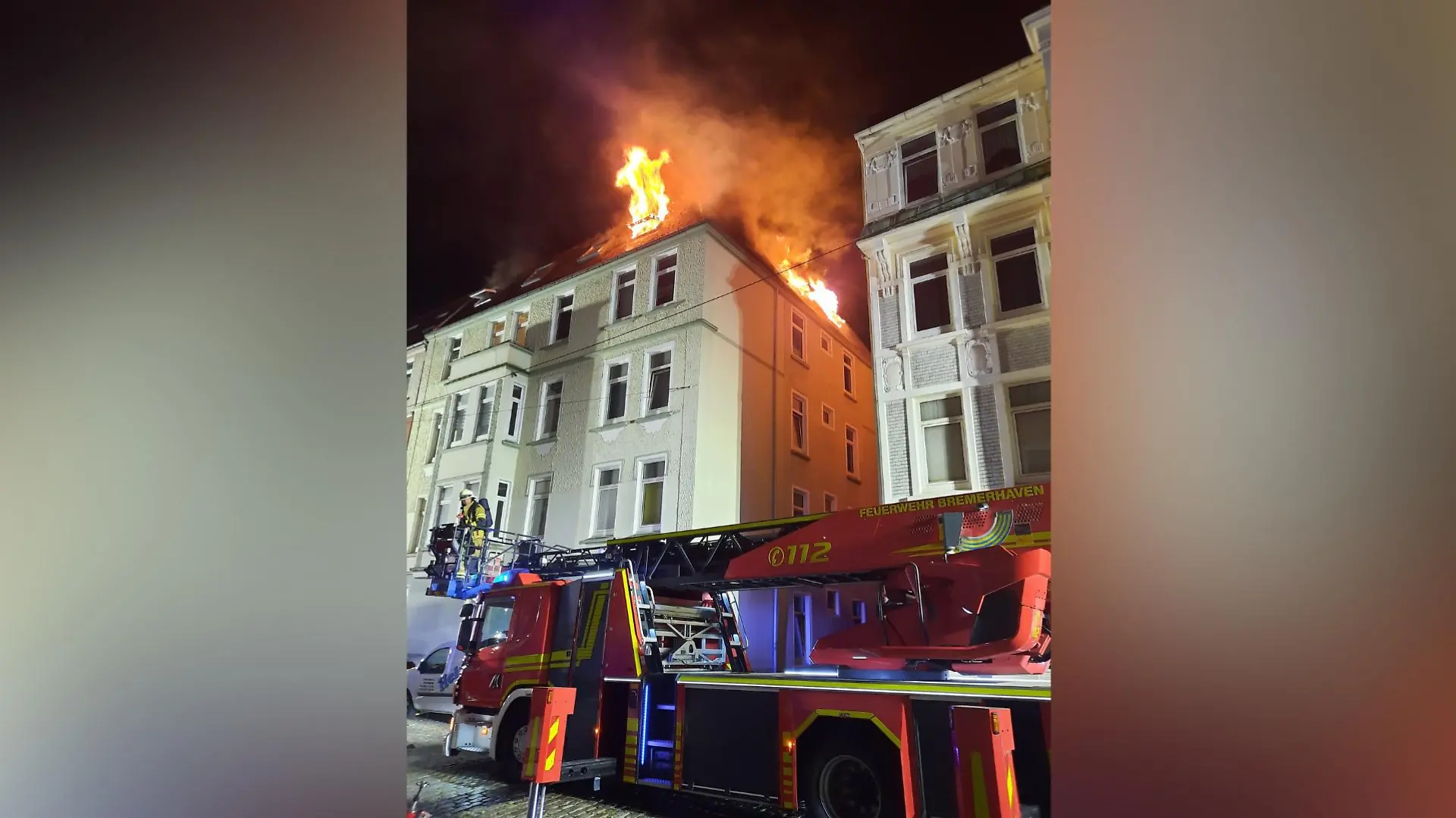 Als die Feuerwehr Bremerhaven an der Jacobistraße eintrifft, brennt der Dachstuhl bereits lichterloh.