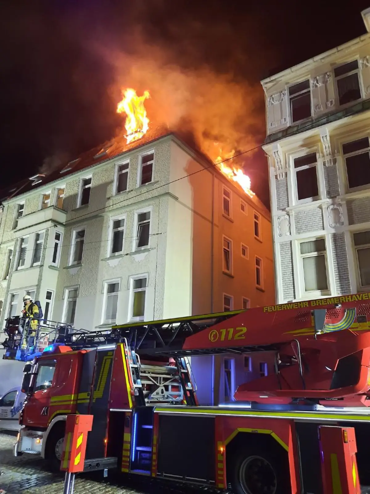 Als die Feuerwehr Bremerhaven an der Jacobistraße eintrifft, brennt der Dachstuhl bereits lichterloh.