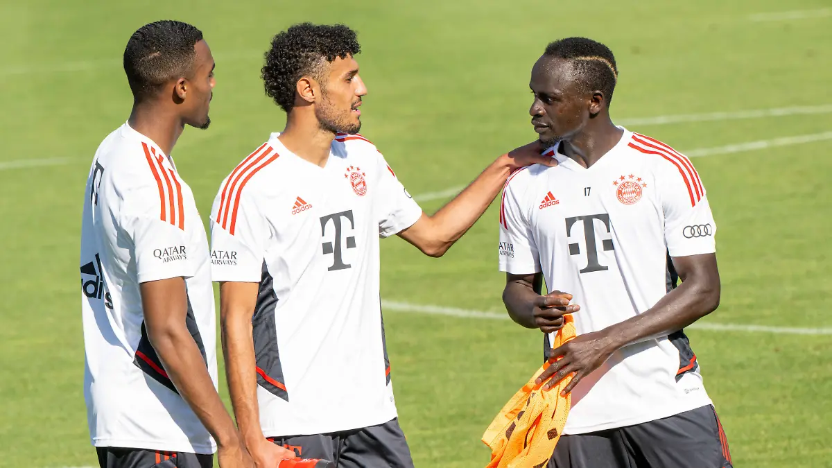 ARCHIV - 08.07.2022, Bayern, München: Die Neuzugänge Ryan Gravenberch (l-r), Noussair Mazraoui und Sadio Mané nehmen am nicht öffentliches Training des FC Bayern München auf dem Vereinsgelände teil. (zu dpa: "Weltfußballer weg, Europapokalsieger da: Bundesliga bietet neue Reize") Foto: Peter Kneffel/dpa +++ dpa-Bildfunk +++
