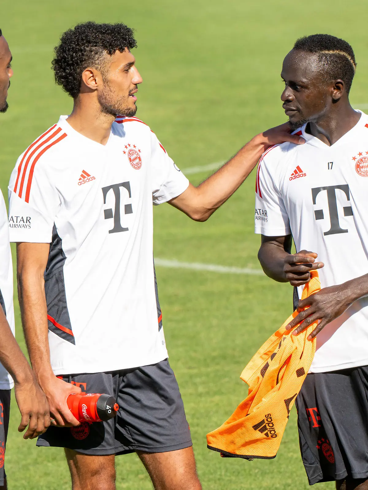 ARCHIV - 08.07.2022, Bayern, München: Die Neuzugänge Ryan Gravenberch (l-r), Noussair Mazraoui und Sadio Mané nehmen am nicht öffentliches Training des FC Bayern München auf dem Vereinsgelände teil. (zu dpa: "Weltfußballer weg, Europapokalsieger da: Bundesliga bietet neue Reize") Foto: Peter Kneffel/dpa +++ dpa-Bildfunk +++