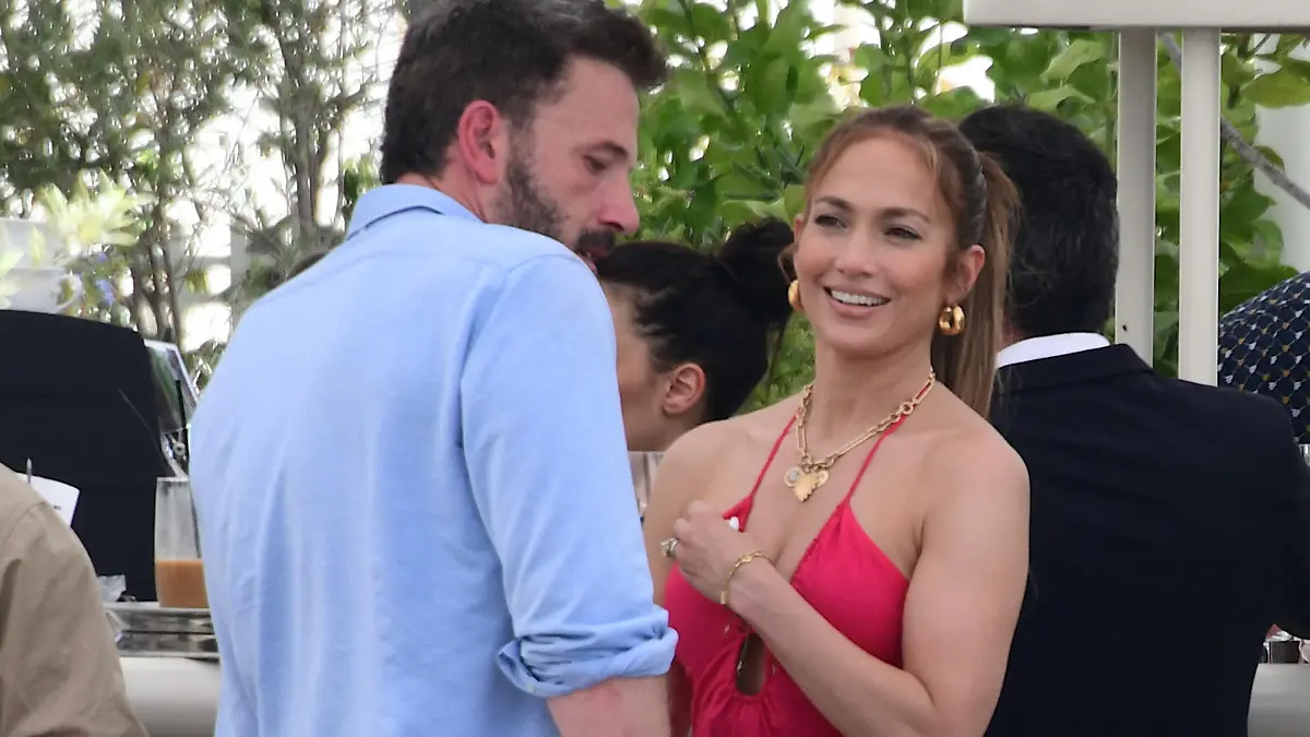 Ben Affleck et sa femme Jennifer Affleck (Lopez) ont déjeuné au restaurant "Loulou" avec leurs enfants respectifs Seraphina, Violet, Maximilian et Emme le jour du 53ème anniversaire de J.Lo lors de leur lune de miel à Paris le 24 juillet 2022. Ben Affleck and his wife Jennifer Affleck (Lopez) had lunch at "Loulou" restaurant with their respective children Seraphina, Violet, Maximilian and Emme on J.Lo's 53rd birthday during their honeymoon in Paris on July 24, 2022.