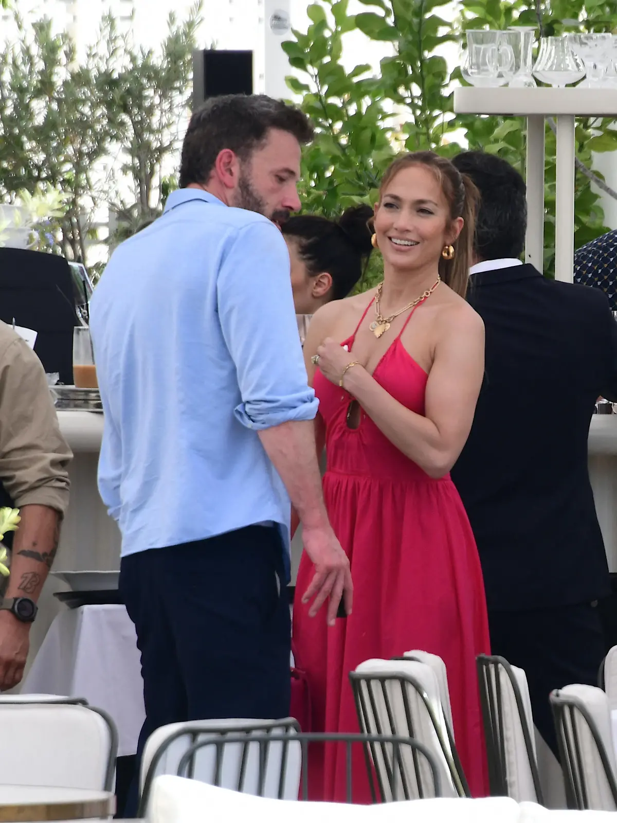 Ben Affleck et sa femme Jennifer Affleck (Lopez) ont déjeuné au restaurant "Loulou" avec leurs enfants respectifs Seraphina, Violet, Maximilian et Emme le jour du 53ème anniversaire de J.Lo lors de leur lune de miel à Paris le 24 juillet 2022. Ben Affleck and his wife Jennifer Affleck (Lopez) had lunch at "Loulou" restaurant with their respective children Seraphina, Violet, Maximilian and Emme on J.Lo's 53rd birthday during their honeymoon in Paris on July 24, 2022.
