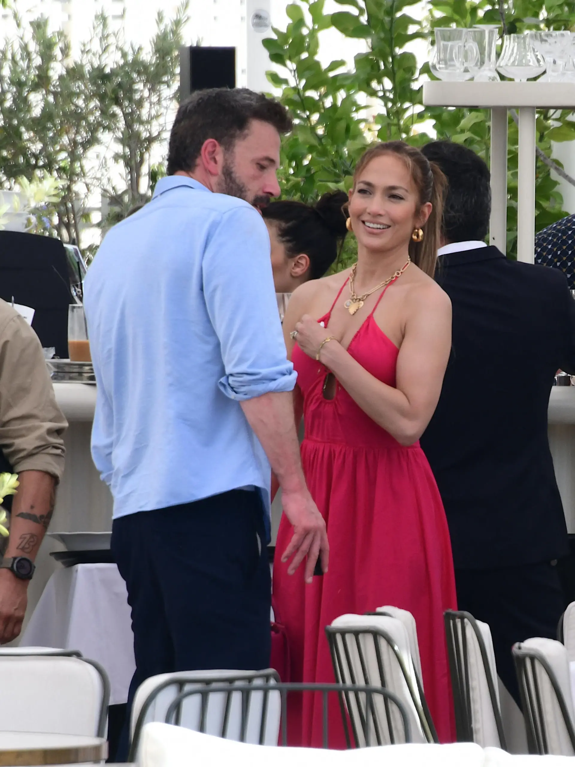 Ben Affleck et sa femme Jennifer Affleck (Lopez) ont déjeuné au restaurant "Loulou" avec leurs enfants respectifs Seraphina, Violet, Maximilian et Emme le jour du 53ème anniversaire de J.Lo lors de leur lune de miel à Paris le 24 juillet 2022. Ben Affleck and his wife Jennifer Affleck (Lopez) had lunch at "Loulou" restaurant with their respective children Seraphina, Violet, Maximilian and Emme on J.Lo's 53rd birthday during their honeymoon in Paris on July 24, 2022.
