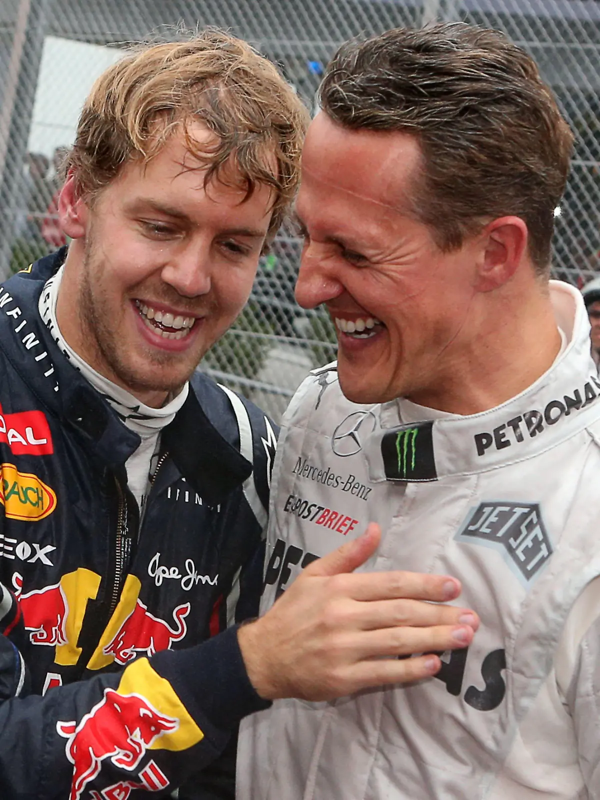 ARCHIV - 25.11.2012, Brasilien, São Paulo: Der deutsche Formel-1-Fahrer Sebastian Vettel (l) feiert mit Michael Schumacher im Autodromo Jose Carlos Pace seinen dritten Weltmeistertitel in Folge. Sebastian Vettel wird keinen neuen Vertrag bei Aston Martin unterschreiben und seine Formel-1-Karriere nach dieser Saison beenden. Das teilte der 35 Jahre alte viermalige Weltmeister am Donnerstag in Budapest mit. (zu dpa «Formel 1: Rücktritt von Sebastian Vettel nach dieser Saison») Foto: Jens Büttner/dpa +++ dpa-Bildfunk +++