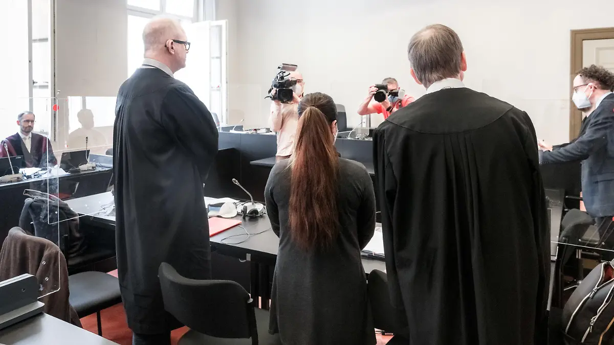 ARCHIV - 19.05.2022, Hamburg: Die Angeklagte IS-Rückkehrerin aus Bremen steht zwischen ihren Verteidigern Jacob Hösl und Johannes Pausch (r) in einem Saal des Oberlandesgericht. Am Mittwoch sagte eine Jesidin als Zeugin aus, die von der Angeklagten und ihrem Mann wie eine Sklavin gehalten worden sein soll. (zu dpa: "Zeugin im IS-Prozess: Jesidin schildert unvorstellbares Martyrium") Foto: Markus Scholz/dpa-Pool/dpa +++ dpa-Bildfunk +++