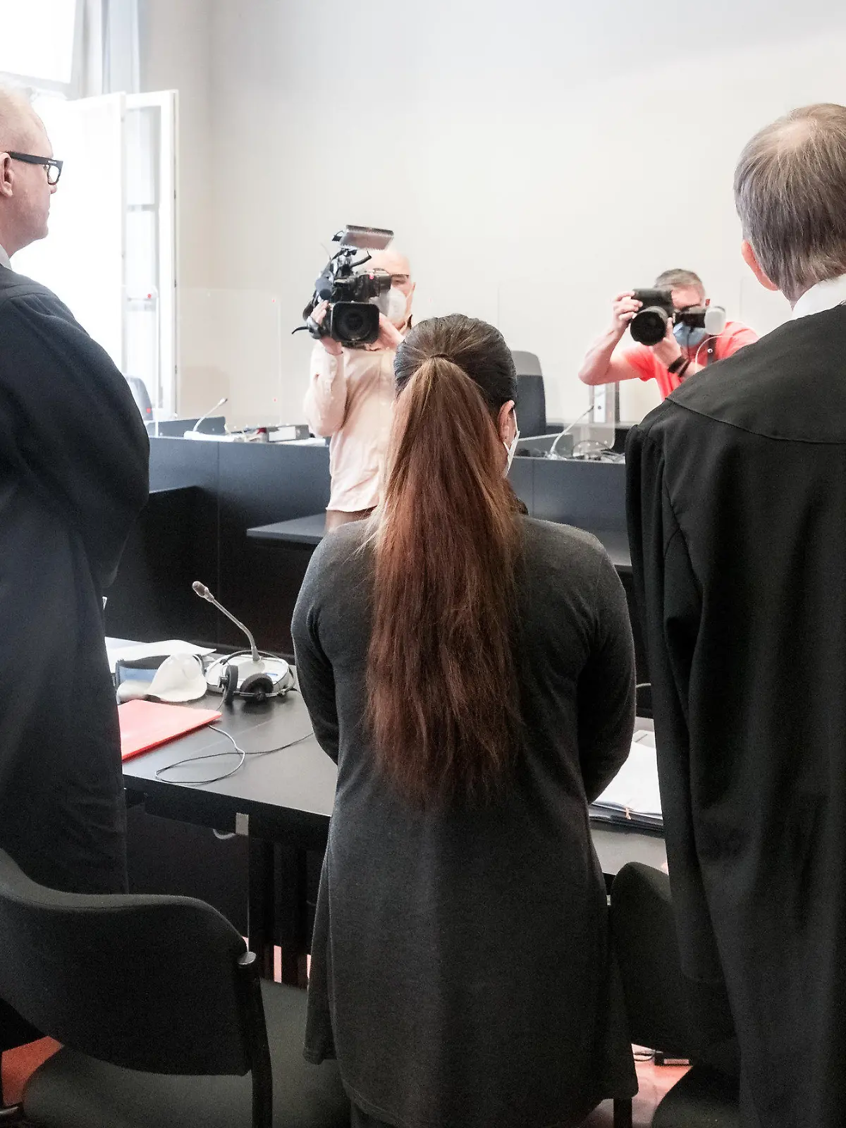 ARCHIV - 19.05.2022, Hamburg: Die Angeklagte IS-Rückkehrerin aus Bremen steht zwischen ihren Verteidigern Jacob Hösl und Johannes Pausch (r) in einem Saal des Oberlandesgericht. Am Mittwoch sagte eine Jesidin als Zeugin aus, die von der Angeklagten und ihrem Mann wie eine Sklavin gehalten worden sein soll. (zu dpa: "Zeugin im IS-Prozess: Jesidin schildert unvorstellbares Martyrium") Foto: Markus Scholz/dpa-Pool/dpa +++ dpa-Bildfunk +++
