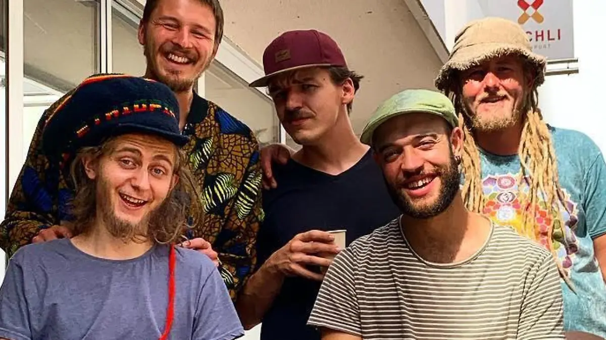Ein Konzert der Band "Lauwarm" in Bern wurde abgebrochen, weil Musiker Rastas tragen und Raggae spielen.