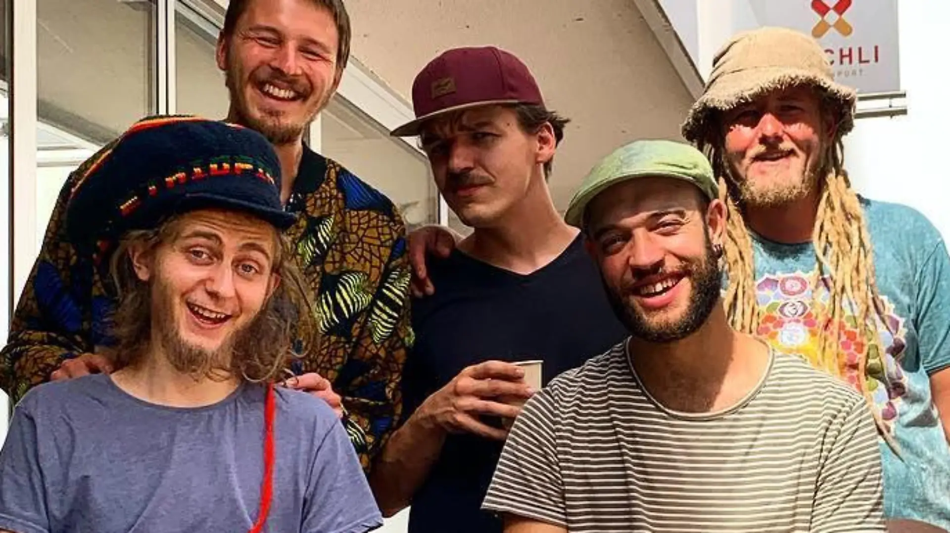 Ein Konzert der Band "Lauwarm" in Bern wurde abgebrochen, weil Musiker Rastas tragen und Raggae spielen.