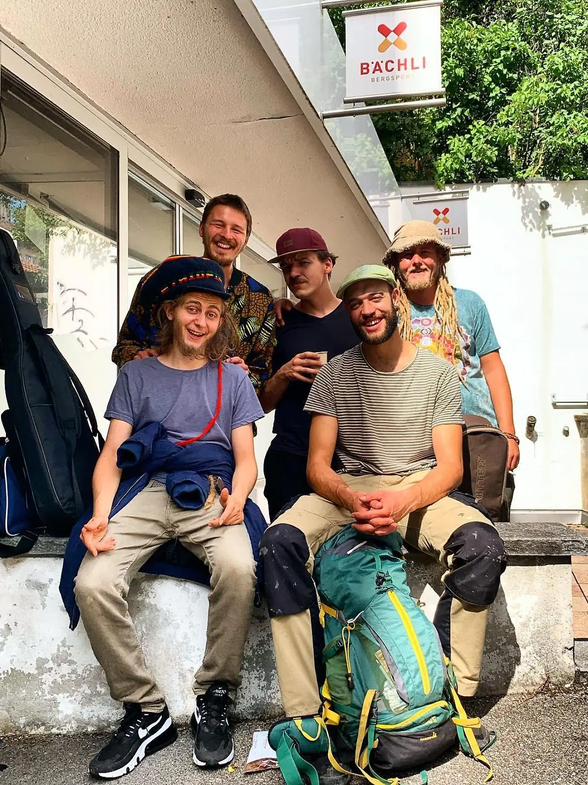 Ein Konzert der Band "Lauwarm" in Bern wurde abgebrochen, weil Musiker Rastas tragen und Raggae spielen.