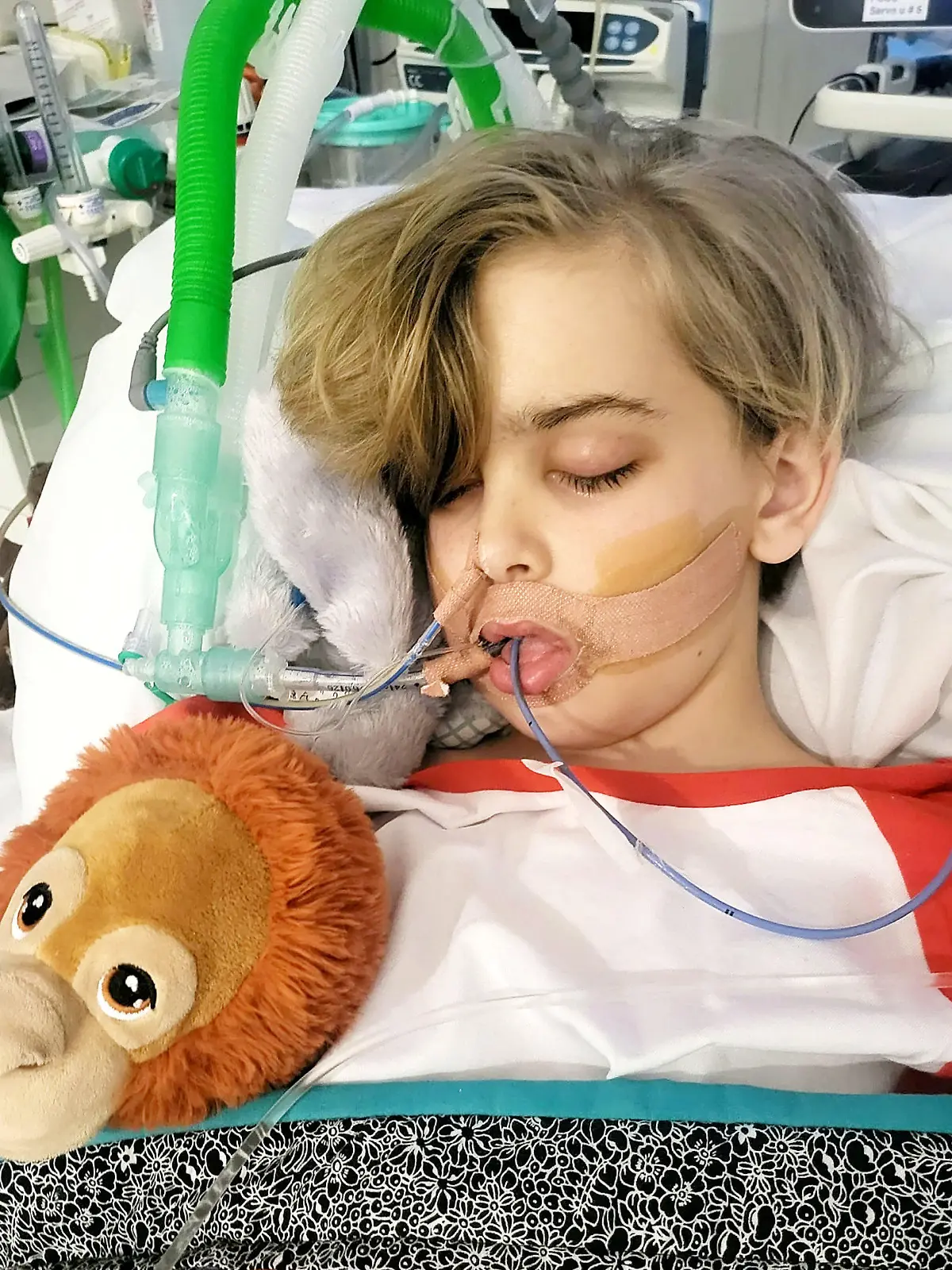 SONDERKONDITIONEN: Satzpreis!
Archie Battersbee. A mum is begging doctors to keep her son alive after he was found unconscious at home with a ligature around his neck. See SWNS story SWCAarchie. Hollie Dance, 46, is in a legal battle with Royal London Hospital over its plan to withdraw life support for 12-year-old Archie Battersbee. Archie - a keen boxer and gymnast - has not regained consciousness after his mum found him at their home in Southend, Essex following a "freak accident" on April 7. Hollie has called for doctors to give her son more time to recover from his coma and is appearing at the Royal Courts of Justice to fight her case today. But medical experts say that the youngster is likely to already be brain dead and that it is in his "best interests" to remove life support. 