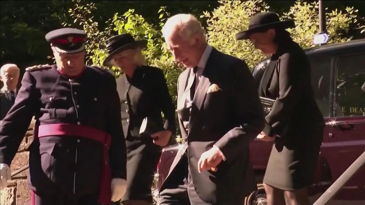 König Charles wird in Wales empfangen Unter tosendem Applaus