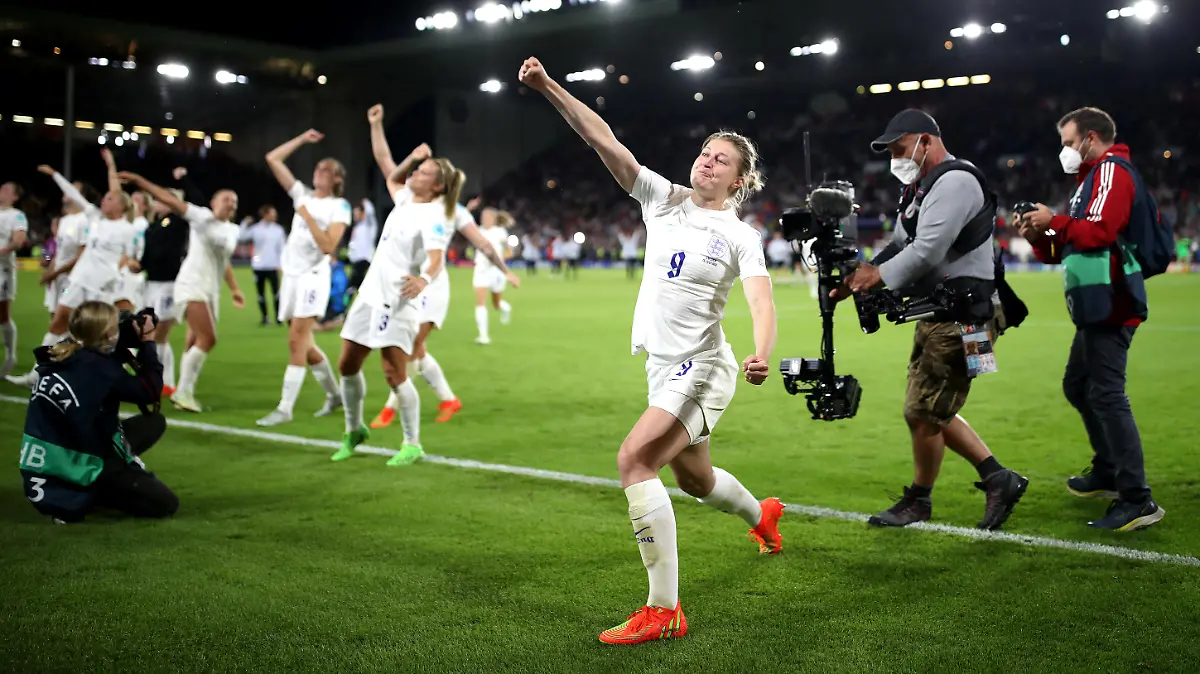 SHEFFIELD, ENGLAND - JULY 26: Ellen White of England celebrates as players of England celebrate in front of their fans as they celebrate their side's win after the final whistle of the UEFA Women's Euro 2022 Semi Final match between England and Sweden at Bramall Lane on July 26, 2022 in Sheffield, England. (Photo by Naomi Baker/Getty Images)