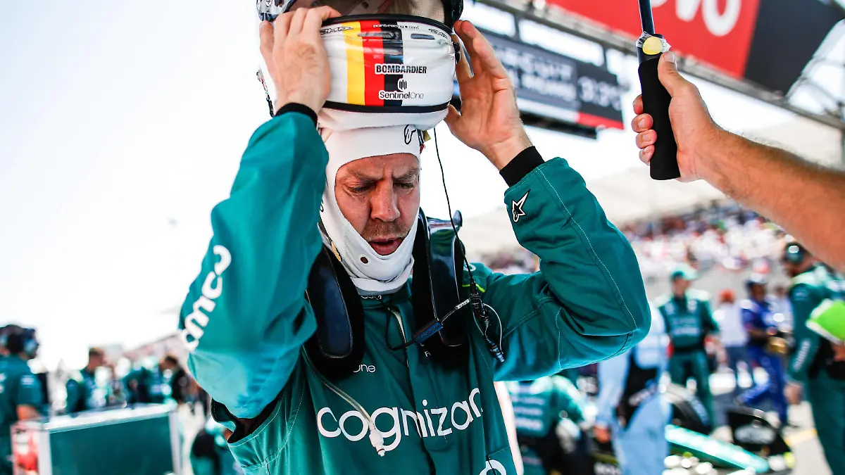Formula 1 2022: French GP CIRCUIT PAUL RICARD, FRANCE - JULY 24: Sebastian Vettel, Aston Martin, arrives on the grid during the French GP at Circuit Paul Ricard on Sunday July 24, 2022 in Le Castellet, France. Photo by Zak Mauger / LAT Images Images PUBLICATIONxINxGERxSUIxAUTxHUNxONLY GP2212_122848_56I8454