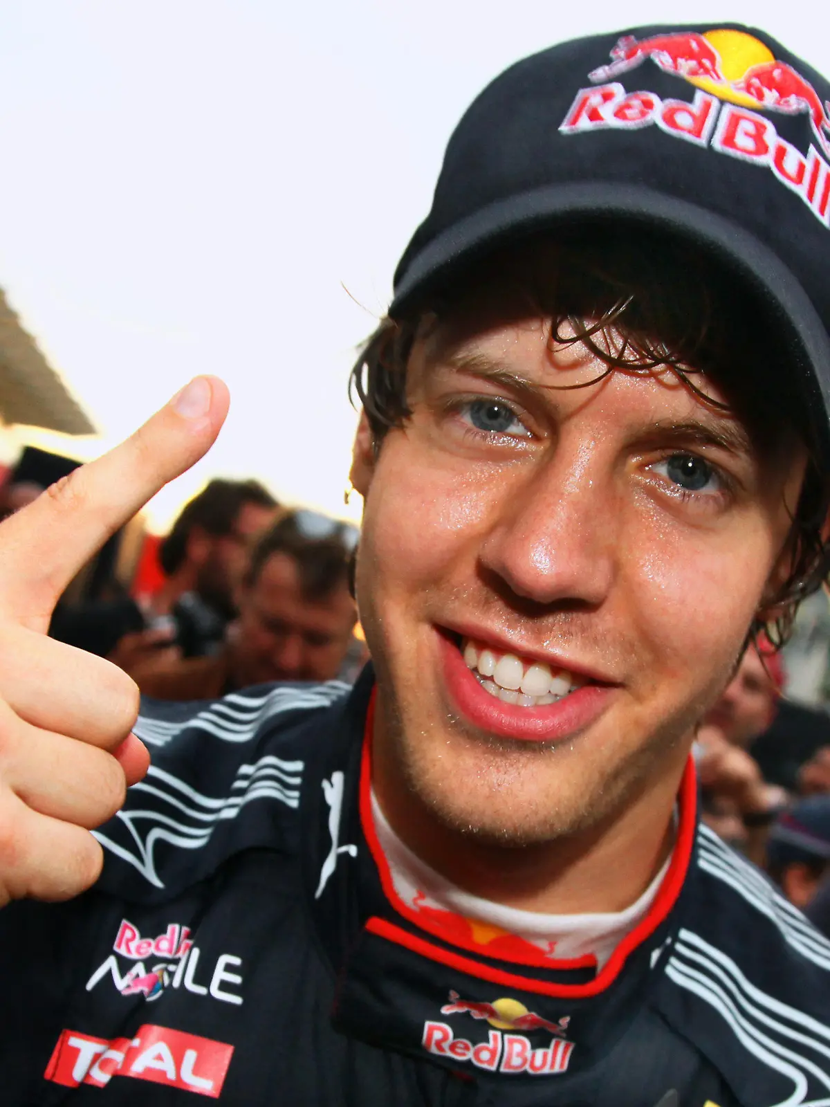 ARCHIV - Der deutsche Formel-1-Rennfahrer Sebastian Vettel vom Team Red Bull feiert am 04.04.2010 nach seinem Sieg auf der Rennstrecke in Sepang bei Kuala Lumpur (Malaysia). 2010 und 2011 hieß der Sieger in Malaysia Vettel. Beide Male wurde er am Ende Weltmeister. So will es der Red-Bull-Pilot auch in diesem Jahr. Doch Auftaktsieger Button ist bei dem extrem kräftezehrenden Rennen nicht der einzige Gegner. Foto: Jens Buettner dpa (zu dpa-KORR: «Raus aus dem Schwitzkasten - Vettels Angriff in Sauna von Sepang» vom 21.03.2012)  +++(c) dpa - Bildfunk+++