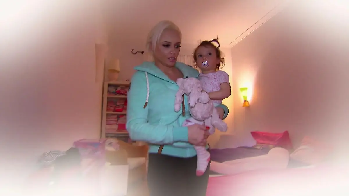 Lang ist's her: Daniela Katzenberger trägt stolz ihre kleine Tochter Sophia ins Gitterbettchen.