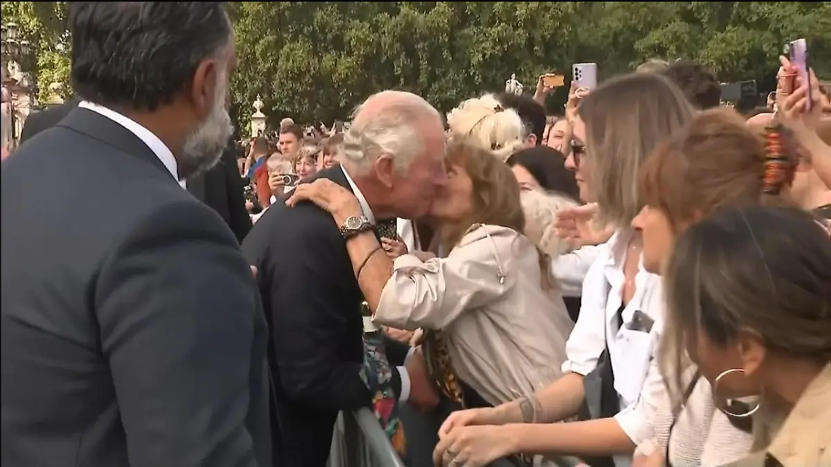 Frau küsst König Charles vor dem Buckingham Palast Begasse: „Das gibt es doch nicht!“