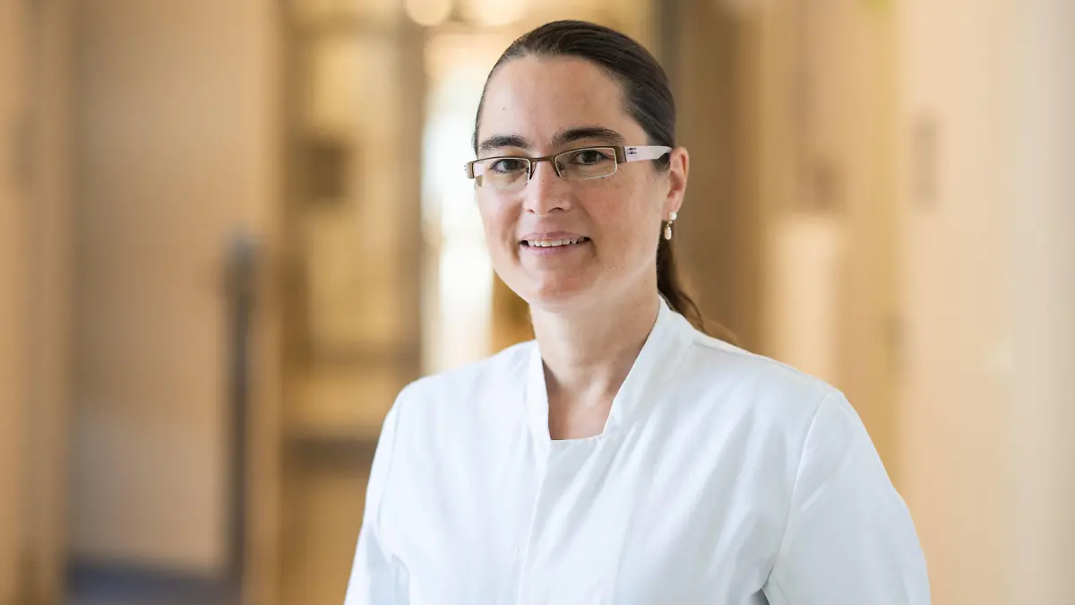 22.07.2022, Hessen, Frankfurt/Main: Maria Vehreschild, Leiterin der Infektiologie am Frankfurter Universitäts-Klinikum, steht im Gang eines der Gebäude. Zusammen mit einem Kollegen ist sie auch Leiterin der Long-Covid-Ambulanz. (zu dpa: «Lange Wartelisten für Patienten mit Covid-Spätfolgen in Hessen») Foto: Frank Rumpenhorst/dpa +++ dpa-Bildfunk +++